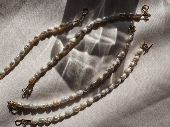 ⁦צמיד פנינים אמיתיות _ סוגר T מיני⁩ – תמונה ⁦2⁩