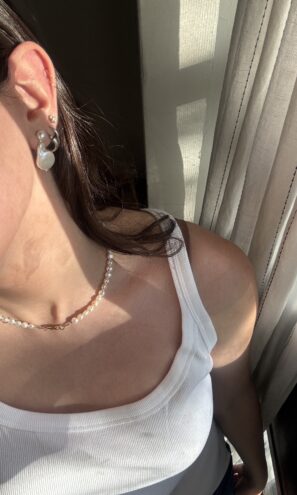 עגילי פנינים קצרים